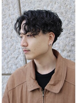 フランクスバーバー アンド ビアークラブ(FRANK'S BARBER and BEER CLUB) スパイラルミックスラルフカールセンターパート黒髪パーマ