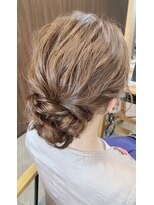 ビスポーク(BESPOKE)&nbsp;20代30代40代♪大人可愛いグレージュカラーゆるふわシニョン☆