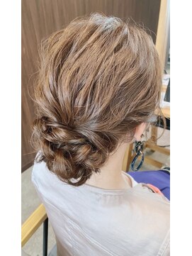 ビスポーク(BESPOKE) 20代30代40代♪大人可愛いグレージュカラーゆるふわシニョン☆