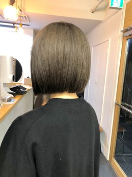 シア(sia) ダブルカラー/グレージュ/ナチュラルストレートボブ