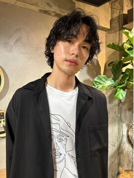 キュー(Cue_) 無造作マッシュウルフセンターパート×王道メンズパーマ