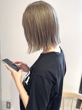 ヨーク(YOKE) 【YOKE】丸くならないボブ外ハネボブホワイトベージュグレージュ