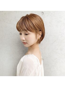 ジジ 代々木(Gigi) 外ハネボブ セクションカラー ペールベージュ