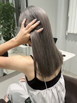ケリーアン 太田(kelly.un)&nbsp;透明感グレーカラー / うる艶ハイトーン / ストレートミディ
