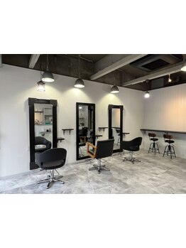 少人数だからこそできる丁寧なカウンセリングと施術で、一人一人のお客様に合わせたスタイルをご提案♪