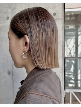 トーリ(TO/RE) グラデーショングレージュのボブのスタイル。