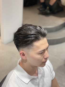 グルーマーズトウキョウ 渋谷店(GROOMER/S TOKYO) スリックバック 刈り上げセンターパート サーフカール フェード