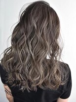 ルーヴェ(LOWE)&nbsp;【LOWE】外国人風ハイライトが決め手の大人巻きスタイル！