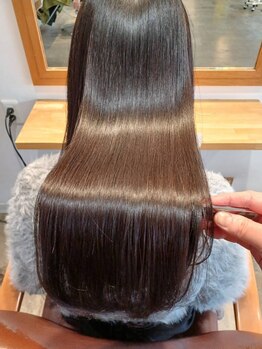 【ネオメテオストレート+カット\27,500】SNSなどで話題の美髪矯正。思わず触れたくなるような仕上がりに♪