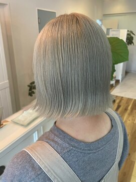 リコ 池袋東口店(Liko) ホワイトベージュ ブリーチカラー ハイトーン 外ハネボブ