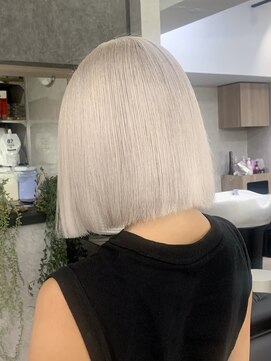 ロウル 渋谷(LOWRL) 前下がりボブ/ホワイトカラー/ケアブリーチ