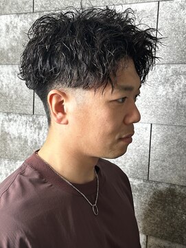 ヒュイル バイ ニアウ(Hwyl by Niau) メンズマッシュパーマニュアンスパーマスパイラルパーマ刈り上げ