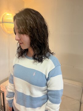 タヴィ(Tavi) ニュアンスパーマのミディアムヘア/くせ毛パーマ/こなれパーマ