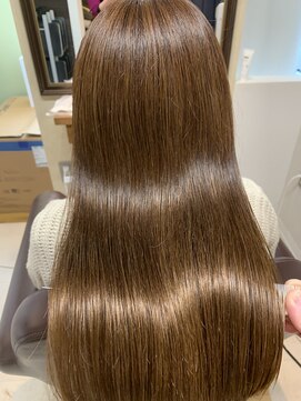 トゥーリ(tuuli) 杉嶋梨紗　髪質改善　前髪　くびれ　イヤリングカラー　ベージュ