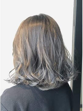 エイミー(Aimee) Aimee 町田 ブリーチ必須 シルバーベージュ