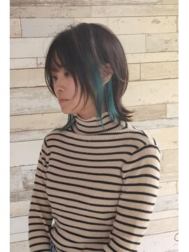 サロン クィ ベルジョーネ(SALON QUI BELLGIONE) グリーンインナーカラー　顔周りウルフミディアム