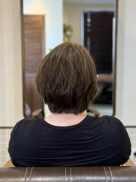 カルマンド(Calmando) 白髪ぼかし×ラフパーマショートボブ