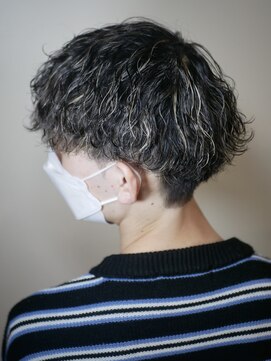 スウェルホワイト(SWELL WHITE) ベージュメッシュカラー×波巻きスパイラル メンズヘア