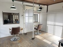 1階、2階席があり自然光が差し込む、落ち着くセット面。静かに過ごせる距離感でゆったり。