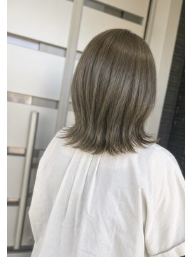 トゥエンティ(twenty) 透明感たっぷりオリーブベージュ