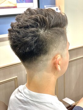 グレイスフルバーバー 赤坂見附店 理容室ならではのアイロンパーマスタイル【フェードカット】