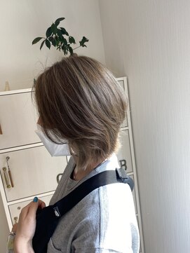 ヘアデザイン ノア(Noa) 外ハネレイヤー×ミルクティー