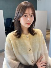 アム(amu) レイヤーミディアム/くびれヘア/顔まわりレイヤー/外はね