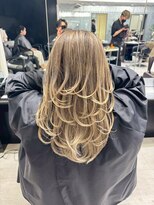 アイズ 本厚木(AIZU)&nbsp;レイヤーカット　バレイヤージュ　白髪ぼかし