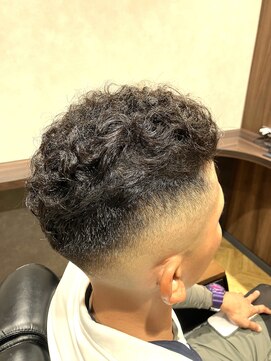 ヘアーサロン サトウ スキンフェードにアイロンパーマ