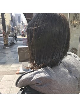 デフィー(DEFY) グレージュカラーのパッツンボブスタイル