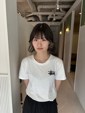 ムーム(Momb) ぷっつりボブにイヤリングカラー