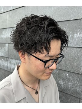 ヒュイル バイ ニアウ(Hwyl by Niau) ツイストスパイラルパーマメンズアップバンクセンターパート