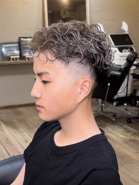 ミオ ベガ(Mio'' VEGA) スキンフェード×ブリーチ極道パーマ、ラルフカール