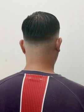 アストロ(ASTRO) スキンフェード×フェザーアップ/刈り上げ/ビジネスヘア