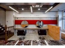 ビルド(build)の雰囲気(大きい鏡で後ろの展示品も見れるよう設計、非日常的な空間!)