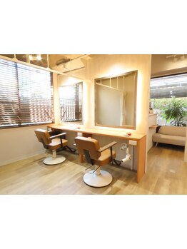芸能人を多数担当していた実力派スタイリストがプロデュース★高技術カットが自慢の落ち着いた店内◎