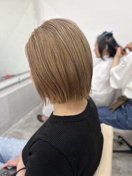 プラグ(Plug) 似合わせカットケアブリーチカラーミルクティーブラウンボブ