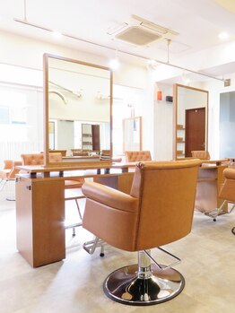 アクティブ 梅島店(Active)の写真/明るく清潔感のある店内でくつろぎながら美しく…。骨格や髪質からあなたに似合うstyleをご提案!