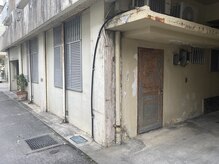 駐車場から出て建物反対側が入口です。車高が高い車は入口側に