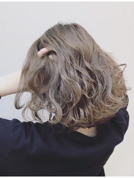 アティック(attic) ハイトーンシルバーベージュ♪