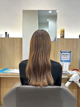 ウイバイファースト(u'i by first) 胸くらいの長さのウェーブロングヘアスタイル