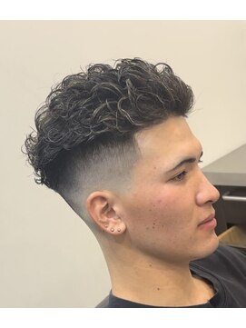 バーバーショップ フォーシーズン(BAR BER SHOP FOURSEASON) 極道パーマ/スキンフェード/バズクロップ