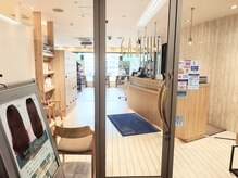 アース 東神奈川店(HAIR & MAKE EARTH)の雰囲気（駅直結でスムーズにご来店頂けます。）