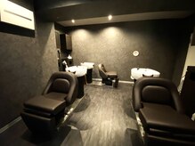 お客様に最高な癒しの時間☆リラックスして頂ける全席フルフラットのシャンプー台です◎ [髪質改善/中野]