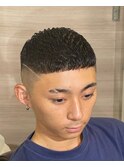 デルフィーノヘアーの濡れパンクロップフェードカット