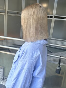 ロジェ(loje) 【loje】ホワイトブロンド/ハイトーン/ワンレン切りっぱなしボブ