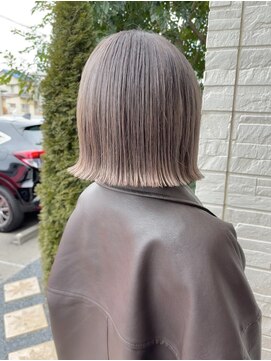 ジジ 栃木本店(Gigi) ぱっつんボブ×ブリーチベースのミルクティーベージュ