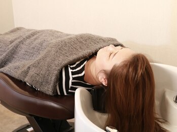 ルームスヘアー カラーベース(Rooms Hair Color Base)の写真/日々のがんばる自分にご褒美♪毎月気軽に通える極上ヘッドスパで、健やかな頭皮と癒やしの時間を