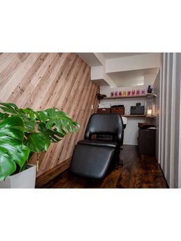 木の温もりと緑溢れるリゾート感覚が味わえる空間…。ゆったりした時間の流れる店内で心の底からリラックス