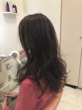 ブランシュール(Blancheur)&nbsp;毛先のレイヤーで動きのあるロングスタイル★ふんわりカール